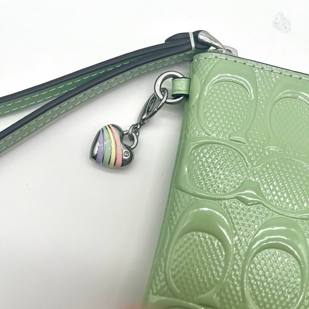 COACH NWT Pearlized Signature Patent Leather Wristlet, Rainbow Heart Charm - Picture 5 of 13